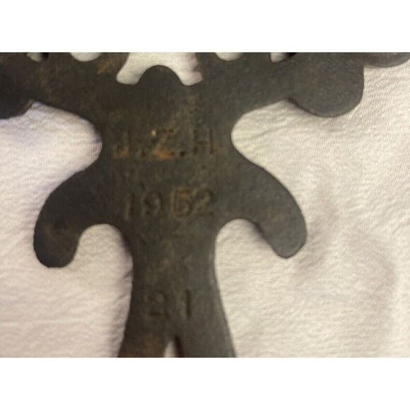 Cast Iron Footed Trivet Amish Girl & Hearts JZH 1952 20 Multicolor Insert VTG - Picture 7 of 7